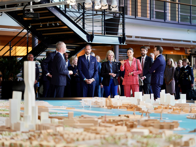 The Royal guests viewed a model of a future Gothenburg as they arrived at Lindholmen Science Park. Photo: Simen Sund, The Royal Court 